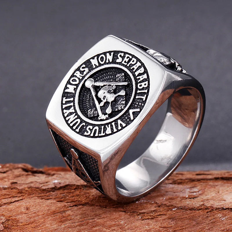 Silver-tone Masonic skull ring with Latin motto border