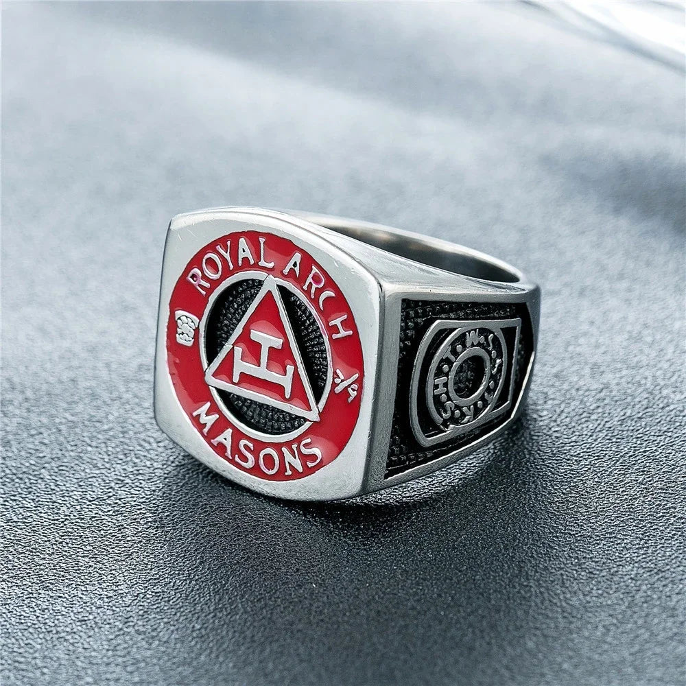 Royal Arch ring on fabric showing decorated shoulder